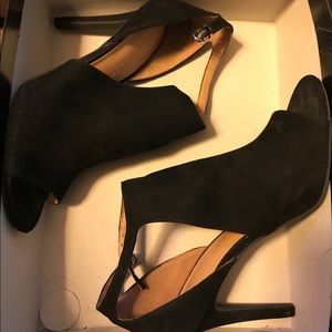 Christian Siriano Black Ivy Hooded Peep Toe Heels